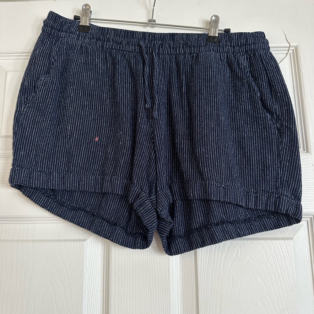 Women’s high-waisted, drawstring linen shorts. 3.5” inseam, size large.